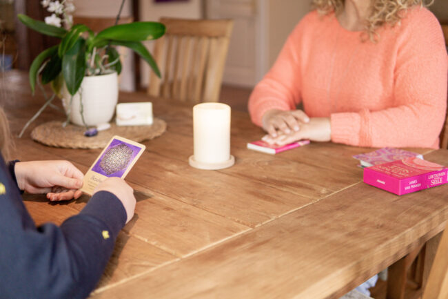 Sabine Götz mit Engelskarten