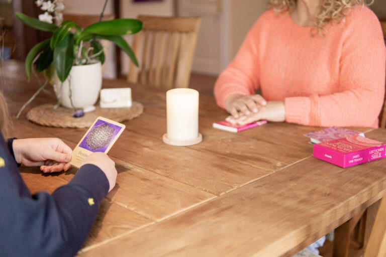 Sabine Götz mit Engelskarten