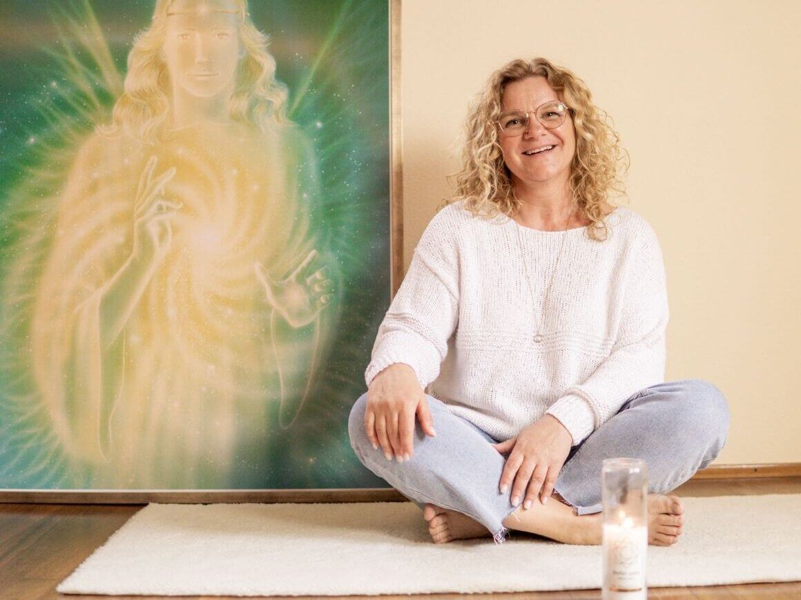 Sabine Götz Portrait vor Engel Bild