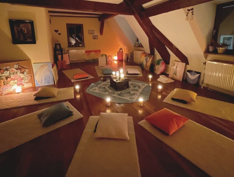 Begegnungsraum mit Kerzen