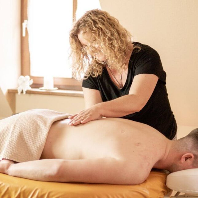 Sabine Götz bei der Massage