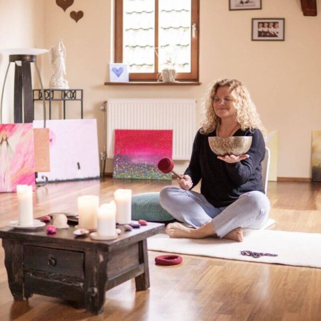 Sabine Götz mit der Klangschale