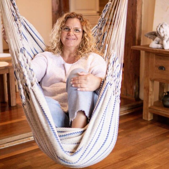 Sabine Götz im Hängesessel