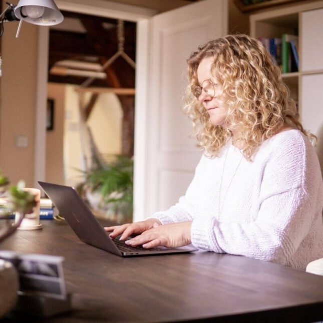 Sabine Götz bei der Arbeit am Schreibtisch
