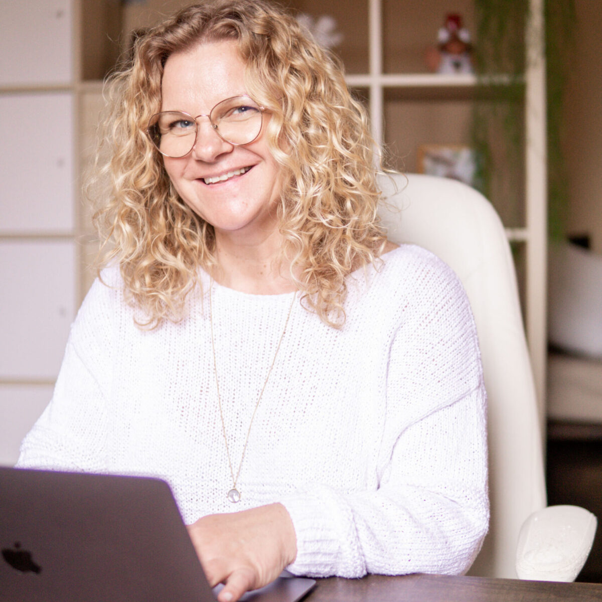 Sabine Götz am Schreibtisch