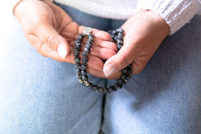 Perlenkette in der Hand