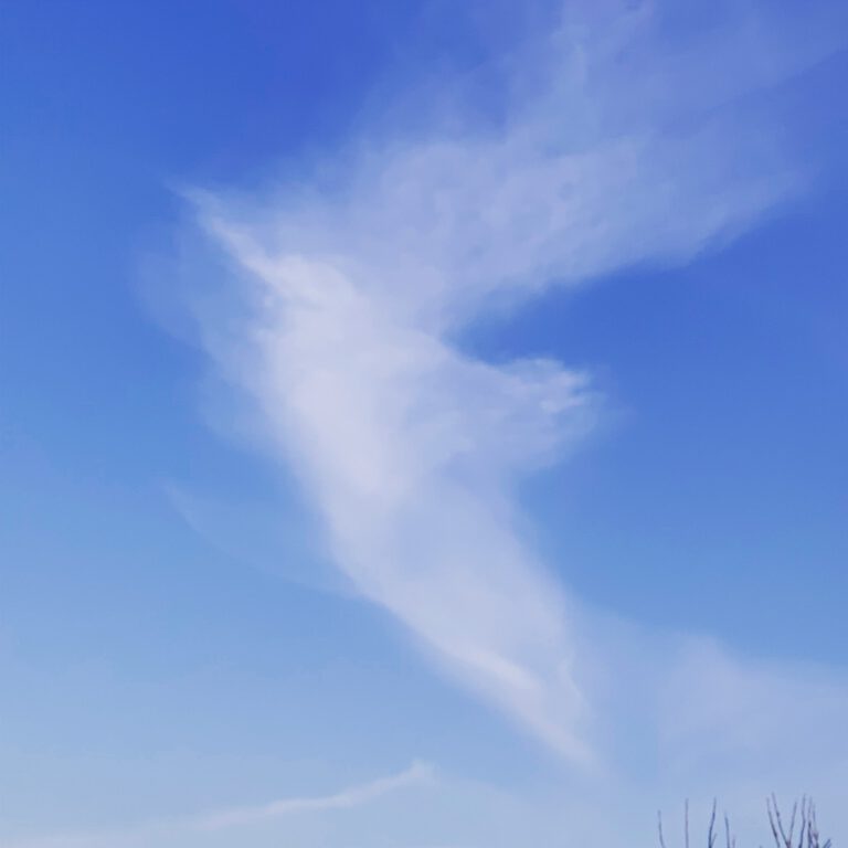 Blauer Himmel mit leichter Wolke
