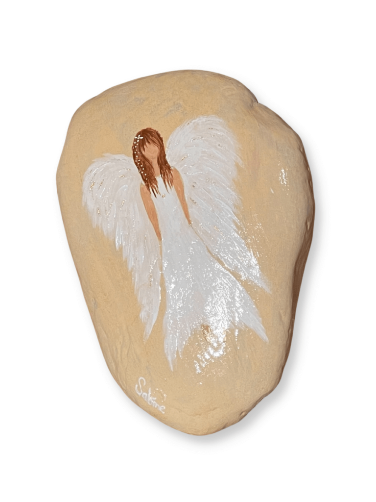 Weißer Engel auf einen Stein gemalt